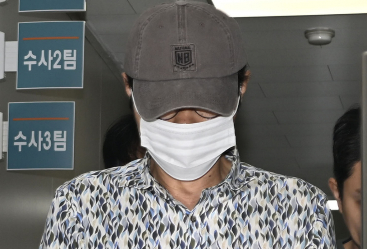 전남광주 나주 부부 강도살인사건 피의자 50대 A씨가 8일 오전 조사를 위해 나주경찰서로 호송되고 있다/사진=뉴시스