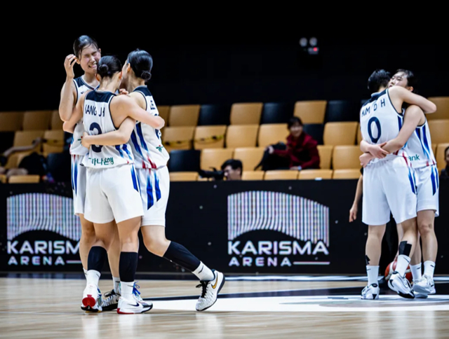 기뻐하는 한국 U-18 여자농구대표팀. /사진=FIBA