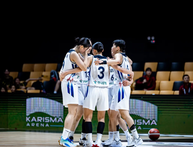 대만전에서 승리한 뒤 기뻐하는 한국 U-18 여자농구 대표팀. /사진=FIBA