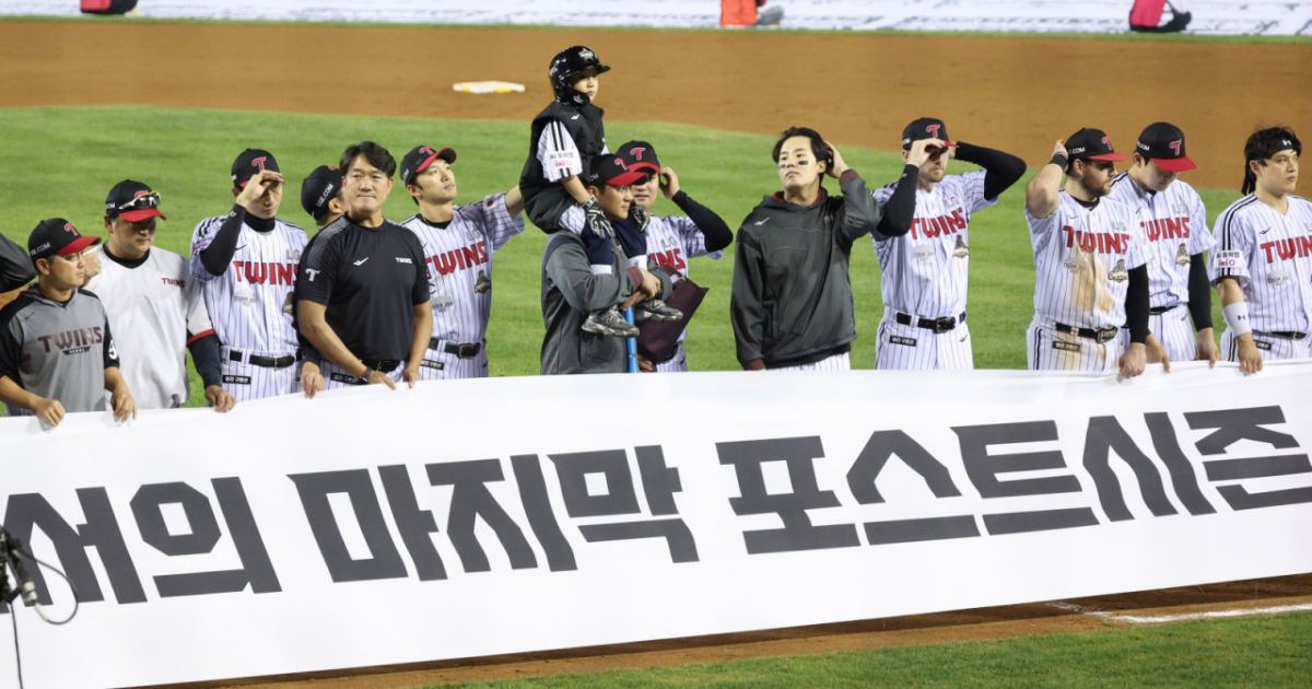 LG 트윈스가 7일 2026 신한 SOL KBO리그 잠실구장 홈 마지막 경기를 두산 베어스와 치렀다.  홈 최종전에서 두산에 7-5로 승리한 LG 선수들이 경기 후 팬들에 인사하고 있다. /사진=김진경 대기자
