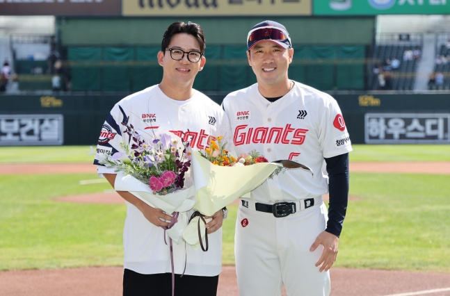 롯데 김민성(왼쪽)이 9일 부산 LG전을 앞두고 열린 자신의 은퇴식에서 캡틴 전준우와 기념 사진을 찍었다. /사진=롯데 자이언츠 제공