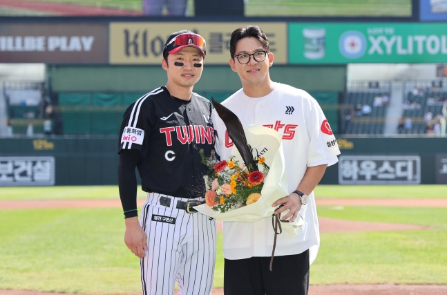 롯데 김민성이 9일 부산 LG전을 앞두고 열린 자신의 은퇴식에서 LG 캡틴 박해민과 기념 사진을 찍었다. /사진=롯데 자이언츠 제공