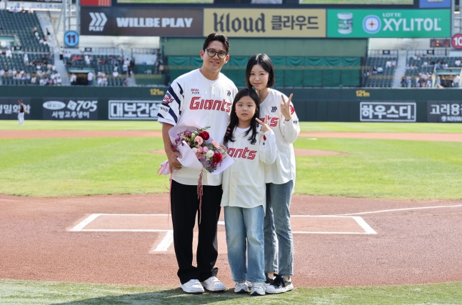 롯데 김민성이 9일 부산 LG전을 앞두고 열린 자신의 은퇴식에서 가족들과 기념 사진을 찍었다. /사진=롯데 자이언츠 제공
