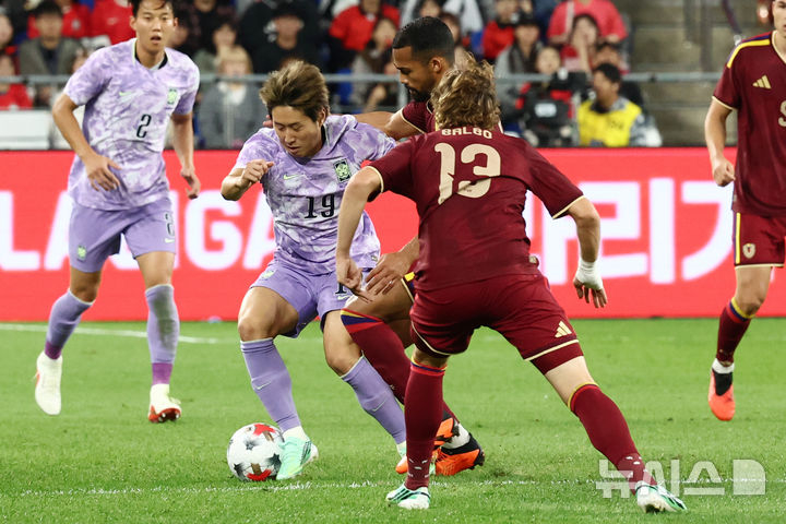 이강인이 지난 2일 울산 문수월드컵경기장에서 열린 하나은행 초청 축구 국가대표팀 친선경기 대한민국 대 베네수엘라 경기에서 볼 경합을 펼치고 있다. /사진=뉴시스