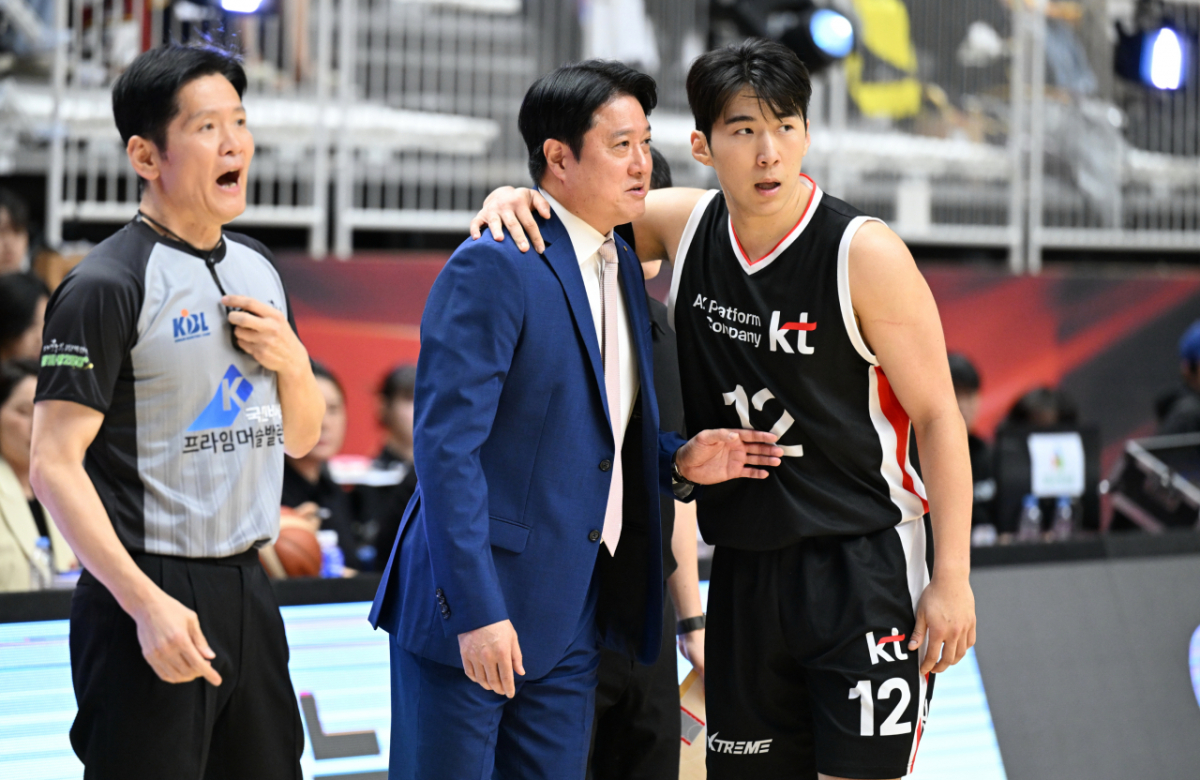 문경은(가운데) 수원KT 감독과 문정현이 경기 중 대화를 나누고 있다. /사진=KBL 제공