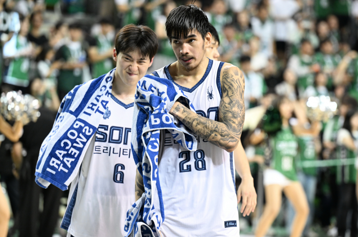 이정현(왼쪽)과 케빈 켐바오. /사진=KBL 제공