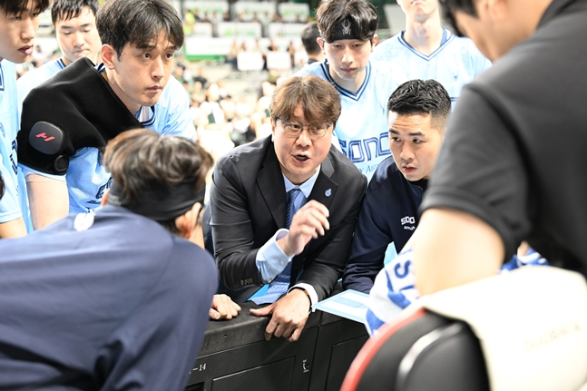 손창환(가운데) 고양 소노 감독이 작전 지시하고 있다. /사진=KBL 제공