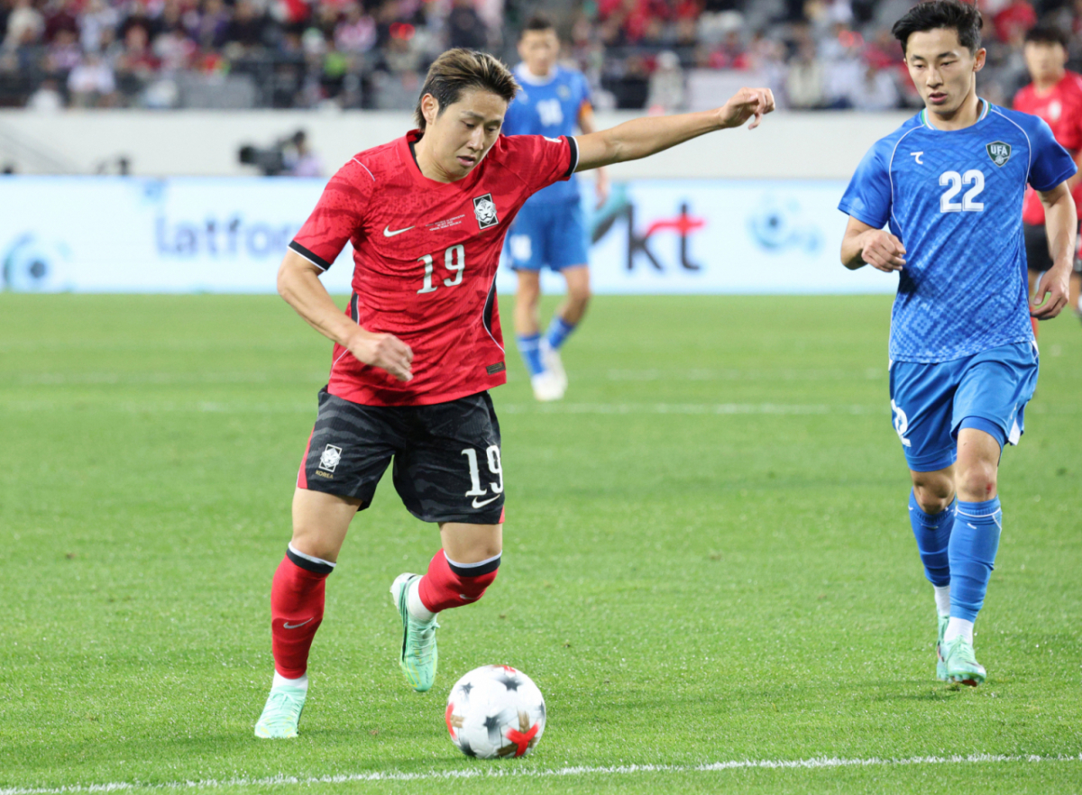 대한민국 축국구가대표팀이 6일 경기도 용인미르스타디움에서 우즈베키스탄과 친선경기를 열었다. 손흥민이 우즈베키스탄 함로베코프의 마크가 붙기 전에 크로스를 올리고 있다. /사진=김진경 kim.jinkyung@