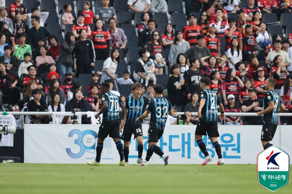 9일 인천축구전용경기장에서 열린 인천 유나이티드와 포항 스틸러스의 하나은행 K리그1 2026 31라운드, 득점에 성공한 뒤 기뻐하고 있는 이민혁(왼쪽 두 번째) 등 인천 선수들. /사진=한국프로축구연맹 제공