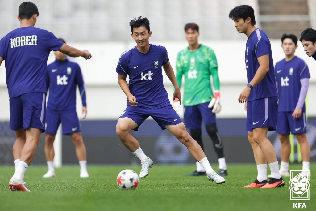 축구 국가대표팀 훈련 중인 김건희(가운데). /사진=대한축구협회 제공
