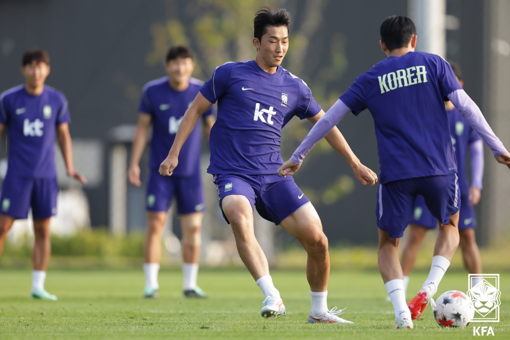 축구 국가대표팀 훈련 중인 김건희(가운데). /사진=대한축구협회 제공