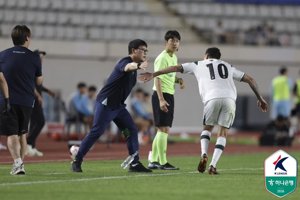 고정운 감독이 경기 중 선수를 격려하고 있다. /사진=한국프로축구연맹 제공