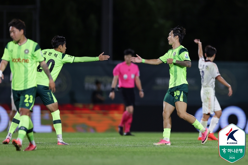 김민석(왼쪽)과 박동진. /사진=한국프로축구연맹 제공