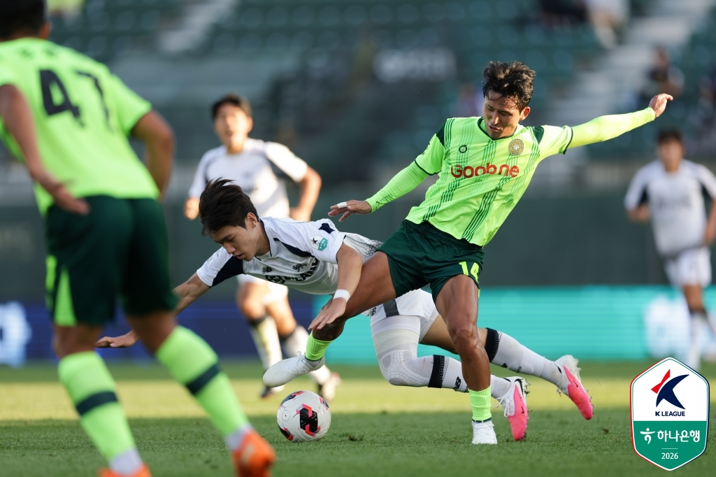 조준현(왼쪽)과 이학민. /사진=한국프로축구연맹 제공