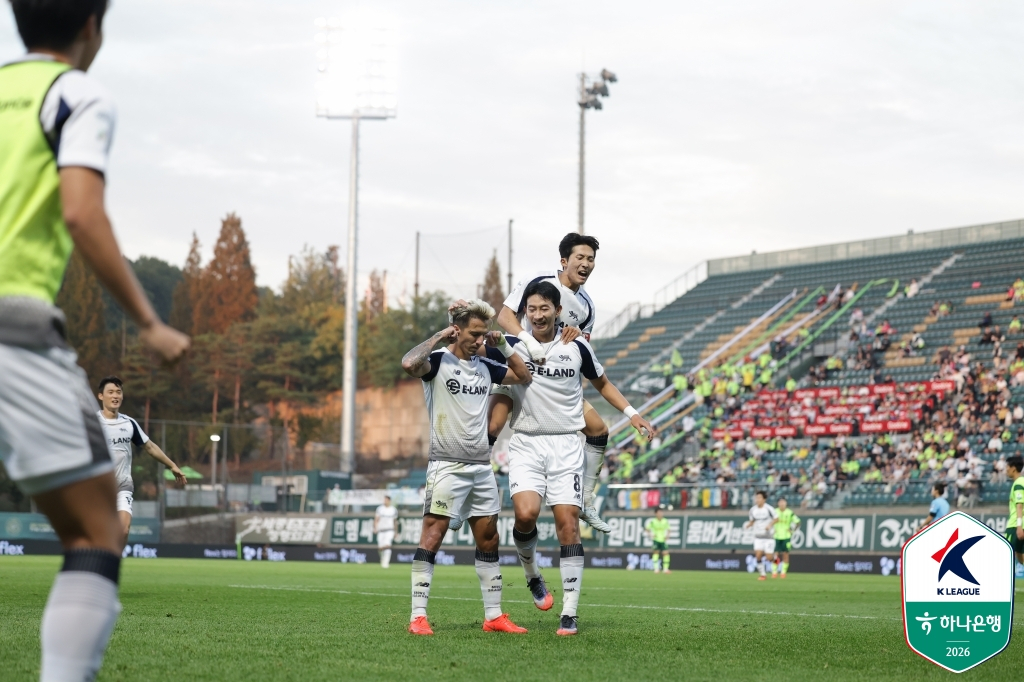 에울레르가(가운데)가 9일 오후 4시30분 김포솔터축구장에서 열린 서울이랜드 대 김포FC의 '하나은행 K리그2' 2026 28라운드에서 골 세리머니를 펼치고 있다. /사진=한국프로축구연맹 제공