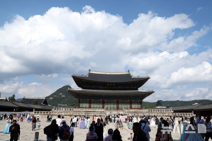 토요일인 오늘(10일)은 전국 내륙을 중심으로 낮과 밤의 기온 차가 15도(℃) 안팎까지 크게 벌어지겠다. 남부지방과 제주도는 대체로 흐린 가운데 곳곳에 비가 내리겠다. 사진은 5일 서울 종로구 경복궁이 관람객들로 북적이고 있는 모습./사진=뉴시스
