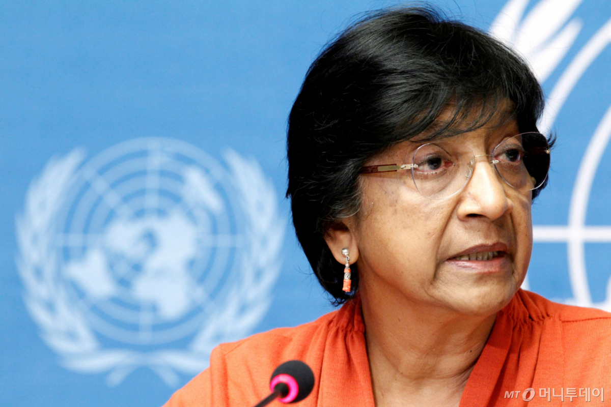 (로이터=뉴스1) 이호윤 기자 = 나비 필레이(Navi Pillay) 전 유엔 인권최고대표가 2026년 노벨 평화상을 수상했다. 사진은 필레이 전 유엔 인권최고대표가 지난 2014년 7월 16일 스위스 제네바 유엔본부에서 열린 ‘디지털 시대의 프라이버시권’ 보고서 관련 기자회견에서 발언하고 있는 모습. 2026.10.9 ⓒ 로이터=뉴스1 Copyright © 뉴스1. All rights reserved. 무단 전재 및 재배포, AI학습 이용 금지. /사진=(로이터=뉴스1) 이호윤 기자