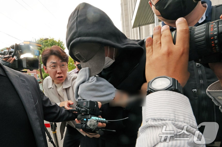 전남 나주에서 60대 부부를 살해하고 피해자 계좌에서 현금 600만원을 인출한 혐의를 받는 50대 남성이 구속됐다. 경찰은 피의자의 신상 공개 여부를 검토하고 있다./사진=뉴스1