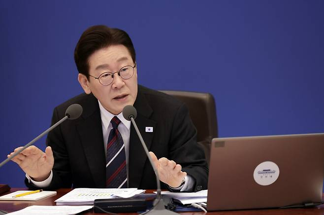 이재명 대통령이 2월24일 청와대에서 열린 국무회의에서 농지 전수조사를 지시하고 있다.