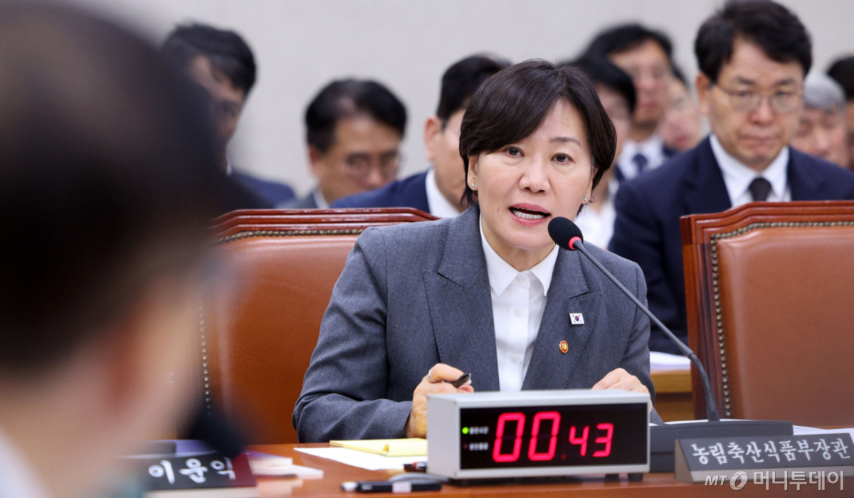 [서울=뉴시스] 고범준 기자 = 송미령 농림축산식품부 장관이 7일 서울 여의도 국회에서 열린 농림축산식품해양수산위원회 국정감사(농림축산식품부 등)에서 의원 질의에 답변하고 있다. 2026.10.07. bjko@newsis.com /사진=고범준