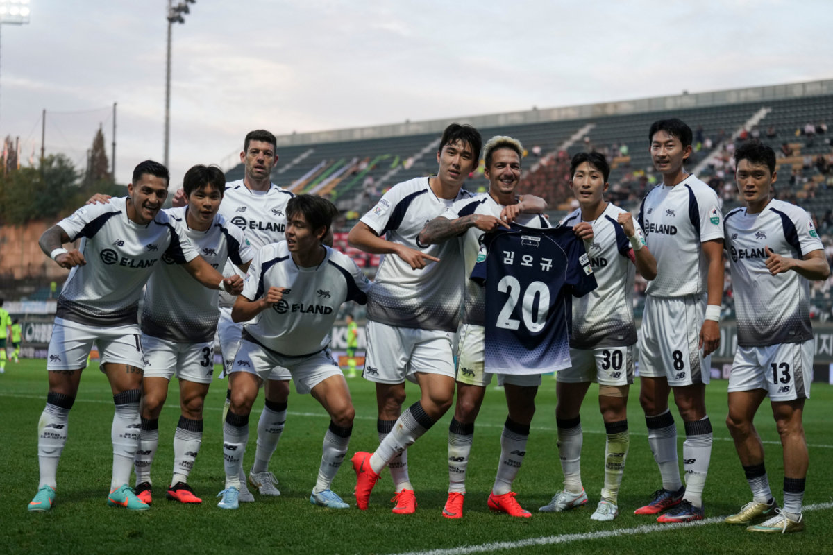 에울레르와 서울이랜드 선수들이 지난 9일 김포솔터축구장에서 열린 서울이랜드 대 김포FC의 '하나은행 K리그2 2026' 28라운드에서 주장 김오규를 위한 골 세리머니를 펼치고 있다. /사진=서울이랜드 제공