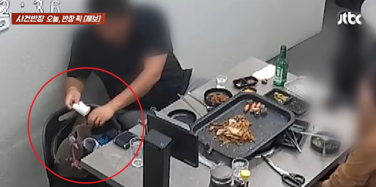 무료 셀프바 음식을 몰래 포장해 가져가는 손님들 때문에 피해를 보고 있는 자영업자의 사연이 공개됐다. /사진=JTBC '사건반장'