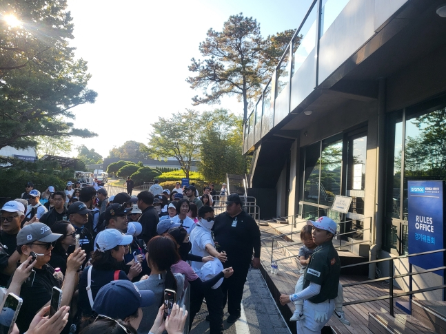 김효주(오른쪽)가 10일 경기도 고양시 뉴코리아CC(파72)에서 열린 유럽여자프로골프투어(LET) 아람코 코리아 챔피언십(총상금 200만 달러) 3라운드를 마친 뒤 팬들과 인사를 나누고 있다. /사진=안호근 기자