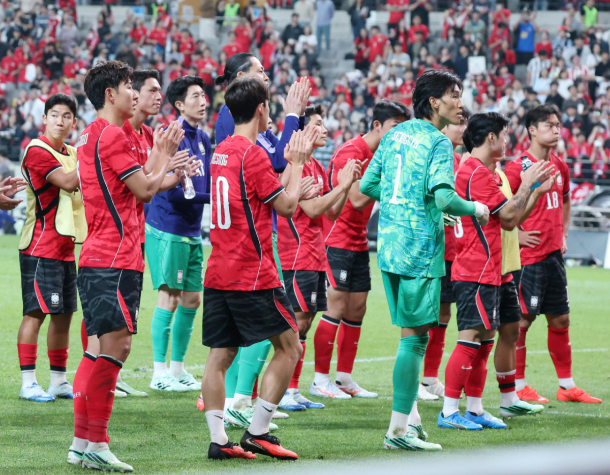 대한민국 축국구가대표팀이 28일 서울월드컵경기장에서 우루과이와 친선경기를 열었다. 손흥민을 비롯한 선수들이 우루과이에 1-4로 패배한 후 침울한 표정으로 응원단에 인사하고 있다. /사진=김진경 kim.jinkyung@
