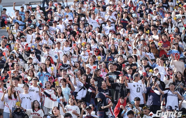 사직야구장 1루를 가득 채운 롯데 팬들. /사진=롯데 자이언츠 제공