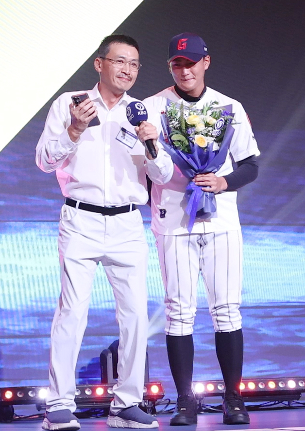'2027 KBO 신인 드래프트'가 지난달 21일 서울 송파구 롯데호텔 월드 크리스탈볼룸에서 열렸다.  박근서(서울디자인고)가 전체 4순위로 롯데에 지명되자 아버지가 라밤바 댄스로 기쁨을 표현하고 있다. /사진=김진경 대기자