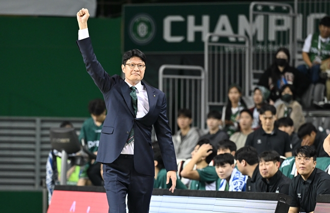 이규섭 원주DB 감독이 주먹을 불끈 쥐고 있다. /사진=KBL 제공