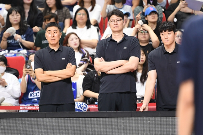 이상민(왼쪽) 부산KCC 감독과 수석코치 시절 이규섭(가운데). /사진=KBL 제공