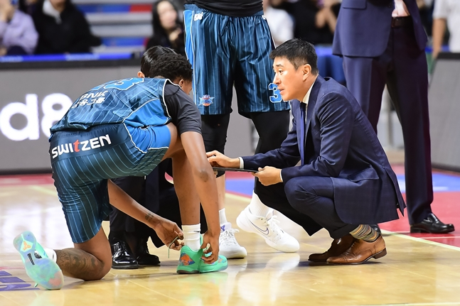 이상민(오른쪽) 부산KCC 감독. /사진=KBL 제공