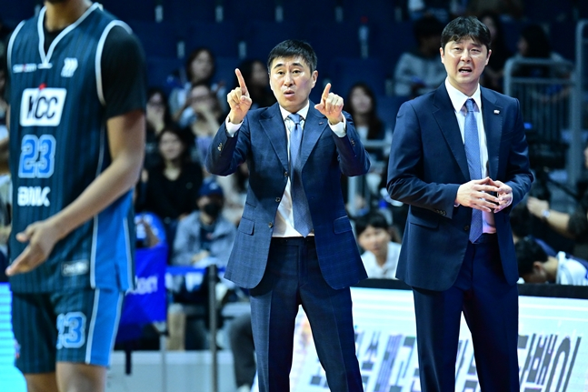 이상민 부산 KCC 감독이 10일 오후 2시 부산사직실내체육관에서 열린 2026~2027 KCC 프로농구 정규리그 경기 중 작전 지시하고 있다. /사진=KBL 제공