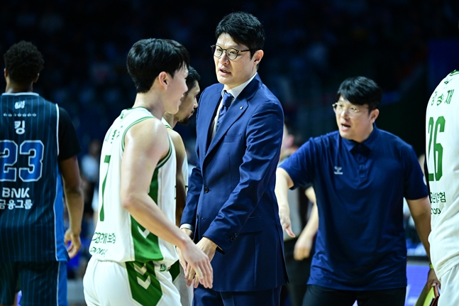 이규섭(가운데) 원주DB 감독이 10일 오후 2시 부산사직실내체육관에서 열린 2026~2027 KCC 프로농구 정규리그 경기 중 이용우를 바라보고 있다. /사진=KBL 제공