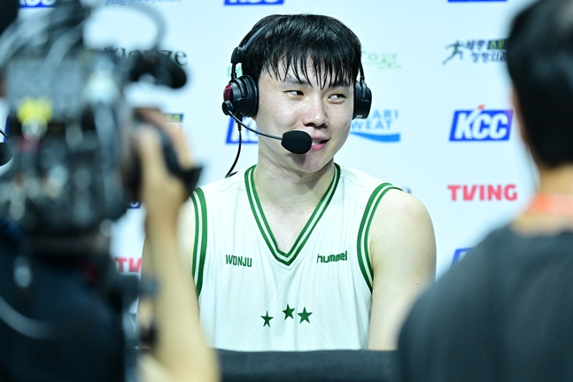 경기 후 인터뷰 중 이용우. /사진=KBL 제공