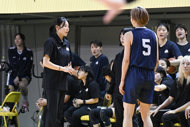작전 지시하는 인천 신한은행의 최윤아 감독(왼쪽). /사진=WKBL 제공
