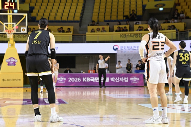청주 KB 박지수(왼쪽)와 아산 우리은행 김단비. /사진=WKBL 제공