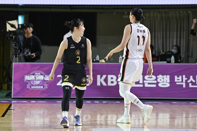 청주 KB 허예은(왼쪽)과 강이슬. /사진=WKBL 제공