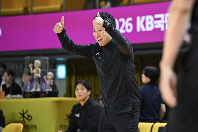 구사카 히카루 후지쯔 감독. /사진=WKBL 제공