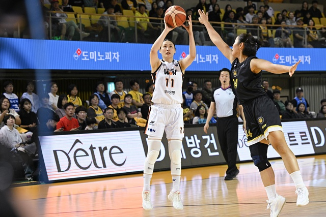 강이슬(왼쪽). /사진=WKBL 제공