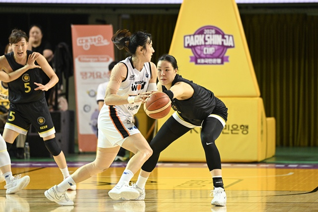경기에 집중하는 김단비(가운데). /사진=WKBL 제공