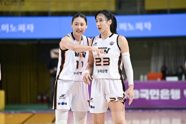 강이슬(왼쪽)과 김단비. /사진=WKBL 제공