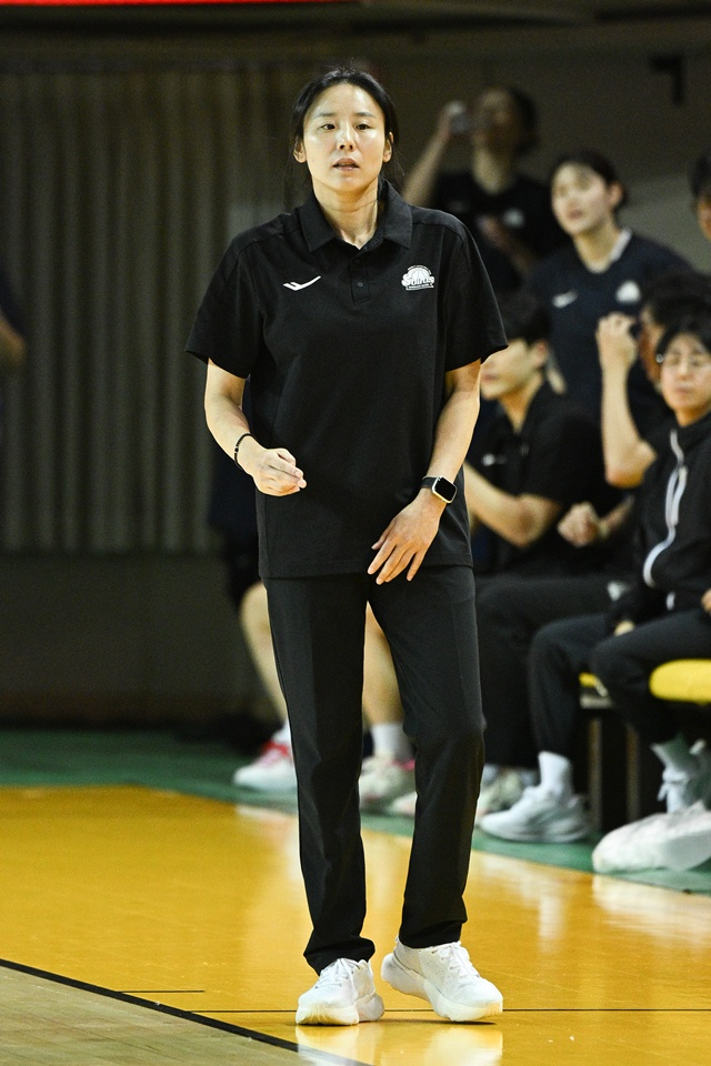 최윤아 신한은행 감독. /사진= WKBL 제공