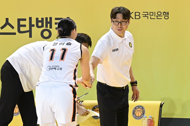 강이슬과 김완수 KB 감독(오른쪽). /사진=WKBL 제공