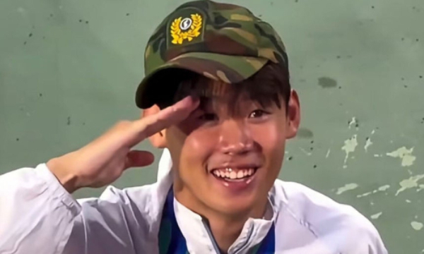 아시안게임 금메달 직후 한 관중이 던져준 전역모를 쓰고 경례하고 있는 박승수. /사진=박승수 SNS 캡처