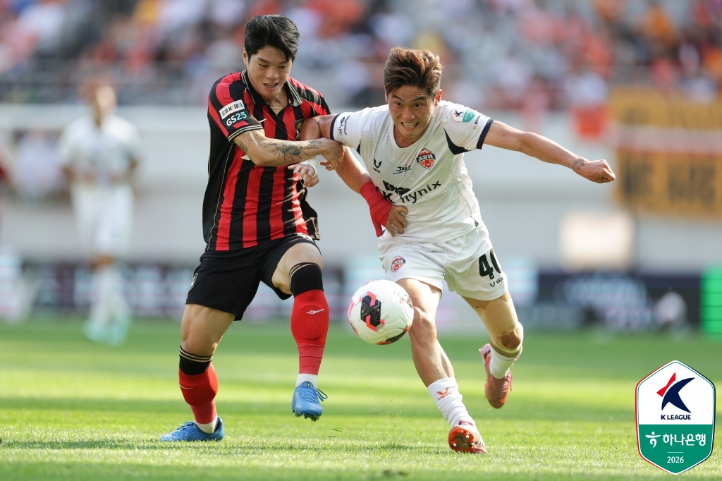최준(왼쪽)과 김륜성. /사진=한국프로축구연맹 제공