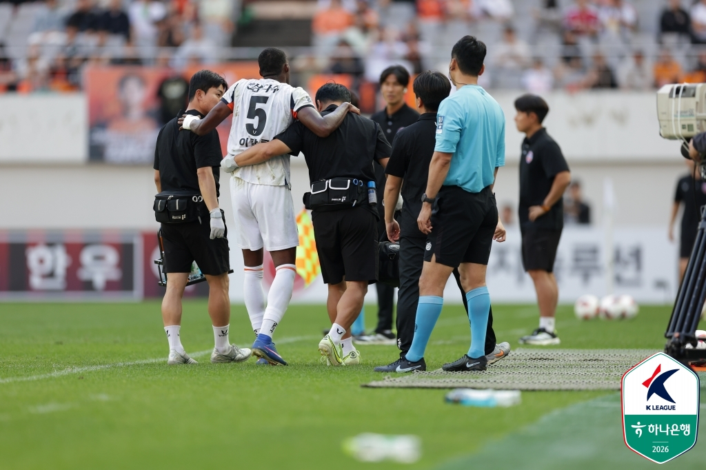 이탈라(5번)가 구단 의료진 부축을 받으며 그라운드를 나가고 있다. /사진=한국프로축구연맹 제공