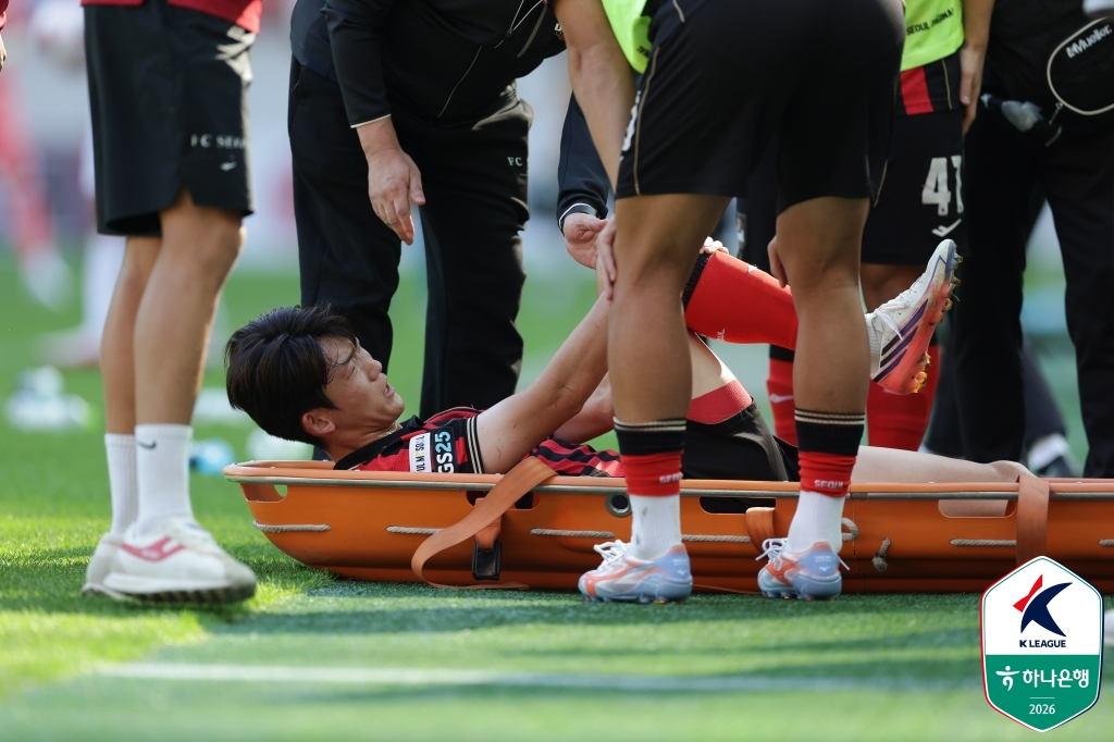 들것에 실려 나가는 이승모. /사진=한국프로축구연맹 제공