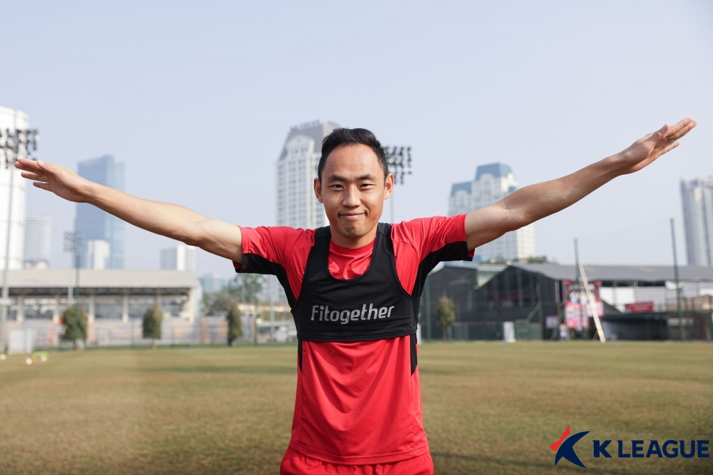 팀 연습 중 포즈를 위한 문선민의 모습. /사진=한국프로축구연맹 제공